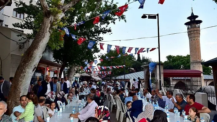 Tarihi kapalı çarşıda yüzlerce kişi iftar sofrasında buluştu
