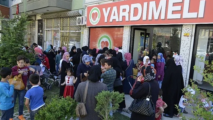 Yardımeli Derneğinden 210 aileye gıda ve elbise yardımı
