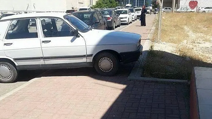 Kaldırıma yapılan araç parkları ulaşımı olumsuz etkiliyor
