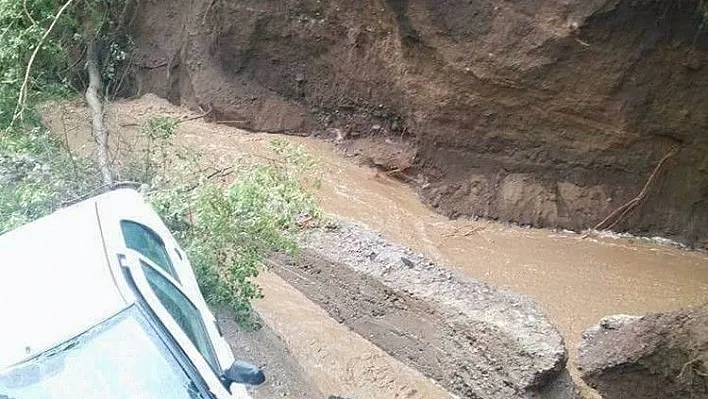 Köprü çöktü, otomobil ırmağa uçtu
