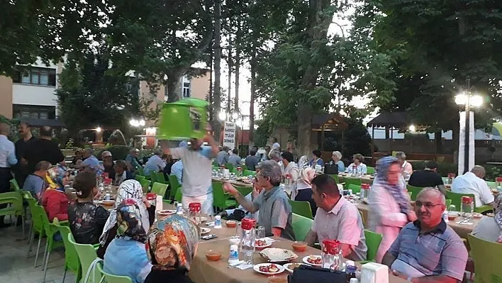 Malatya Lisesi mezunları iftar yemeğinde bir araya geldi
