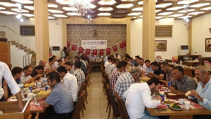 Sendika üyeleri iftarda buluştu
