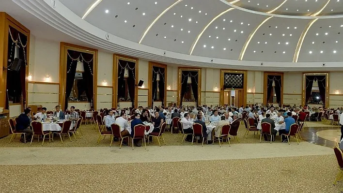 Belediye Başkanı Çakır ilçe belediye başkanları ile iftarda bir araya geldi
