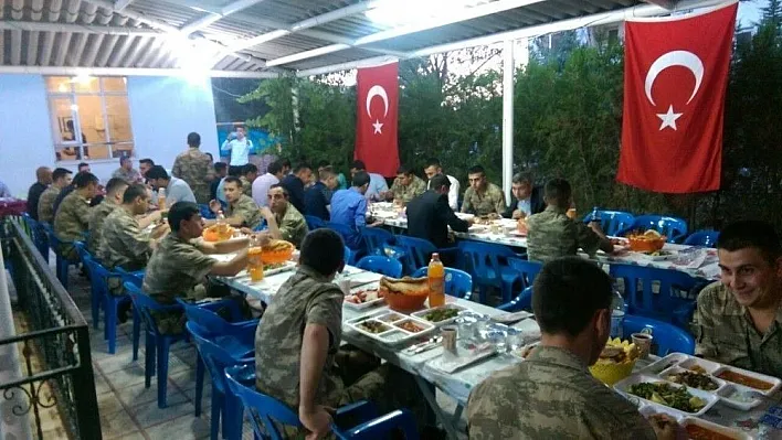 Kaymakam Kaya asker ve korucularla iftar yemeğinde bir araya geldi
