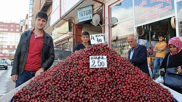 Tezgahlarda kiraz bereketi
