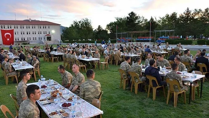 Vali Arslantaş, İl jandarma komutanlığı iftarına katıldı
