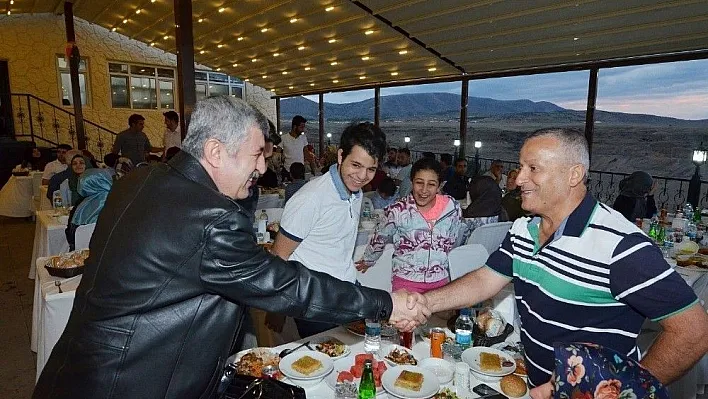 Başkan Polat, Ak Parti ilçe teşkilatı ile meclis üyelerini iftar yemeğinde ağırladı
