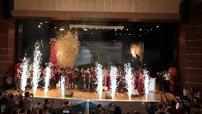 DÜ Tıp Fakültesi mezunları diplomalarını aldı
