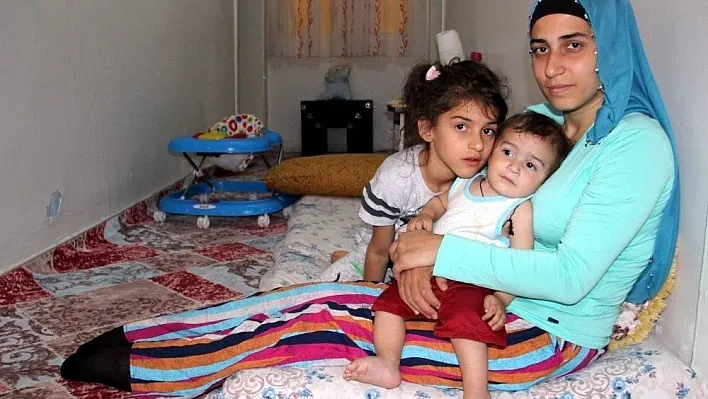 İki çocuk annesi felçli kadın yardım bekliyor
