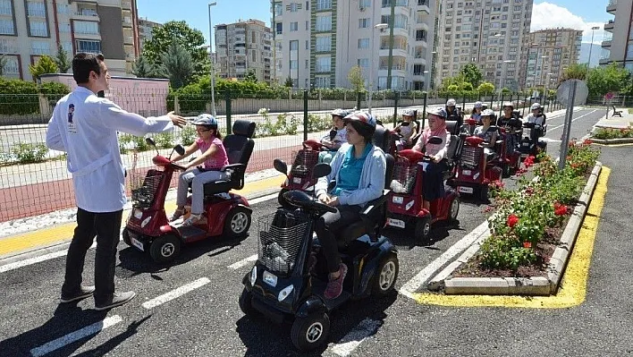 Kur'an Kursu öğrencilerine trafik eğitimi
