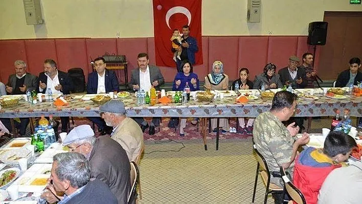 Otlukbeli ilçesi sakinleri iftarda buluştu
