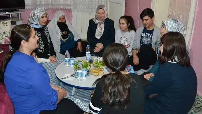 Vali Azizoğlu'nun eşi, aile ziyaretlerini sürdürüyor
