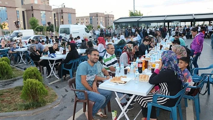 Kayapınar 64 bin kişiye iftar verdi
