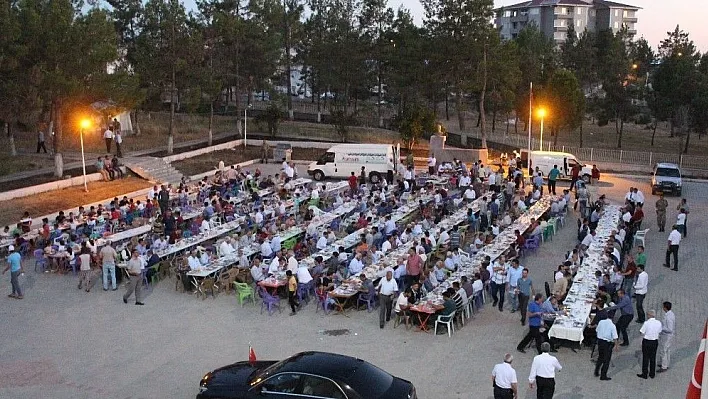 Milletvekilleri depremzedelerle iftar yaptı
