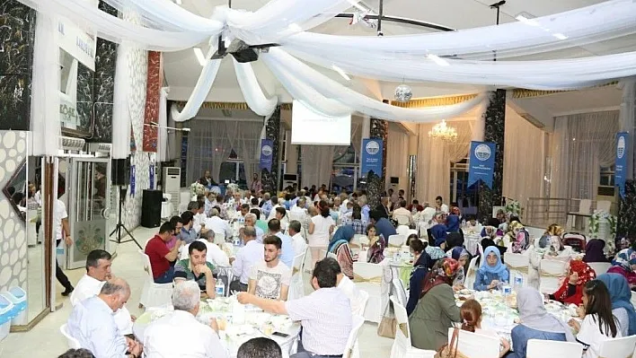 Yeni Dünya Vakfından iftar yemeği
