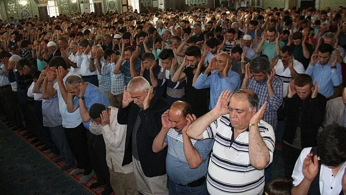 Bayram namazında camiler doldu taştı