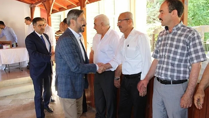 İl protokolü vatandaşlarla bayramlaştı
