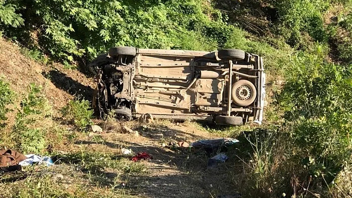 Hafif ticari araç şarampole uçtu: 2 ölü, 6 yaralı