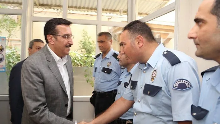 Bakan Tüfenkci güvenlik güçleri ile bayramlaştı
