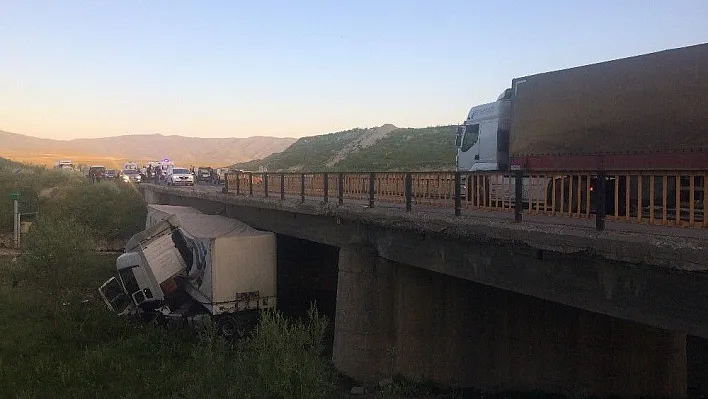 Erzurum'da tır köprüden uçtu: 1 yaralı
