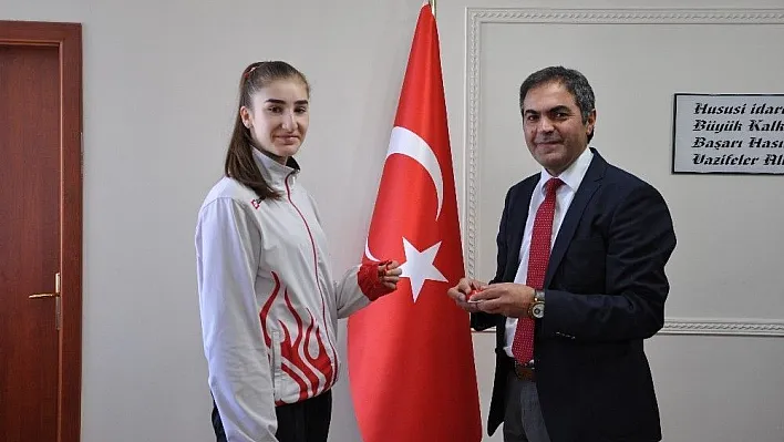 Milli sporcu Zehra Erdem başarıdan başarıya koşuyor
