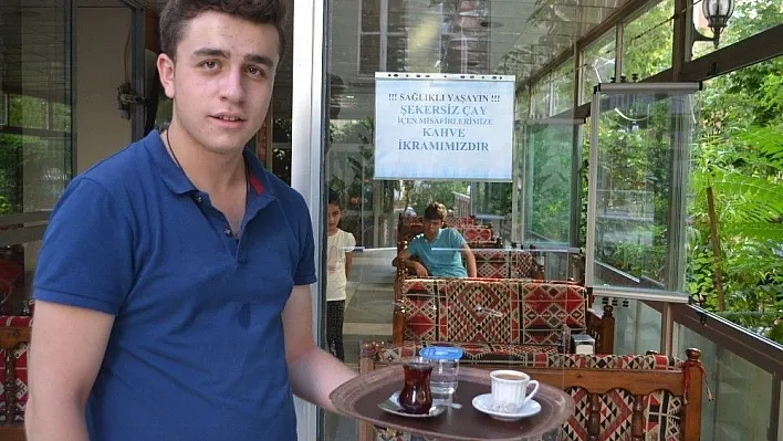 Şekersiz çay içen müşterilerine kahve ikram ediyor

