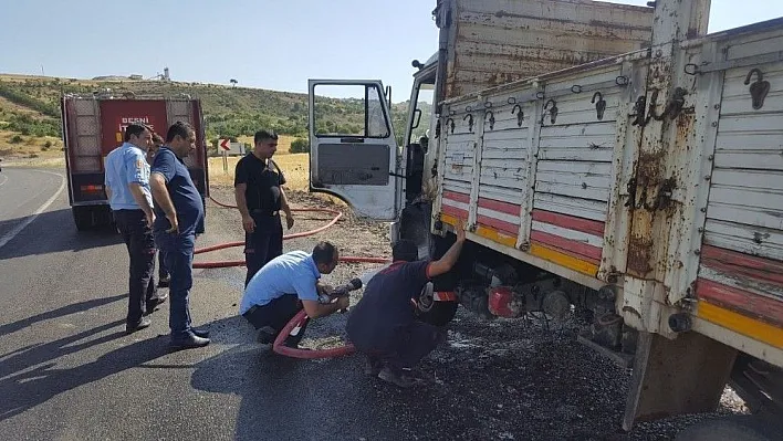 Seyir halindeki kamyonet alev aldı
