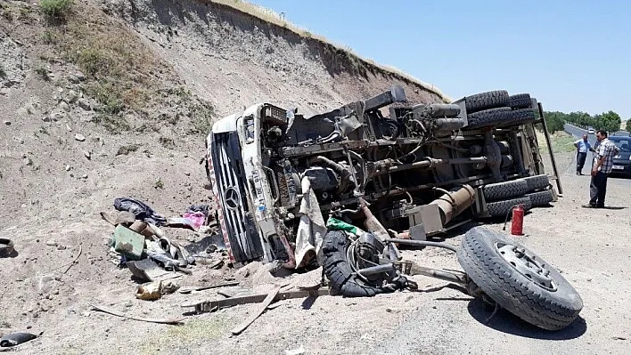 Virajı alamayan çekici takla attı: 2 yaralı
