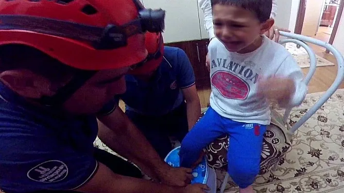 Ayağı plastik tabureye sıkışan çocuğu itfaiye kurtardı
