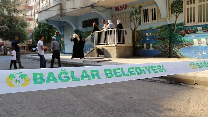 Zabıta ekipleri, yıkılma tehlikesi bulunan binanın kapısını, vatandaşların üzerine kilitledi
