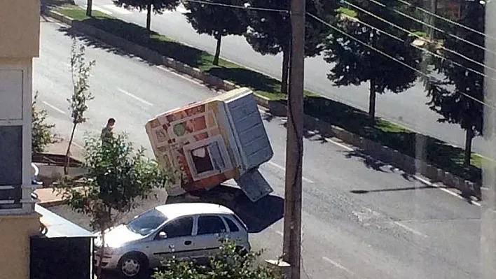 Kahramanmaraş'ta şiddetli poyraz ekmek büfesini uçurdu
