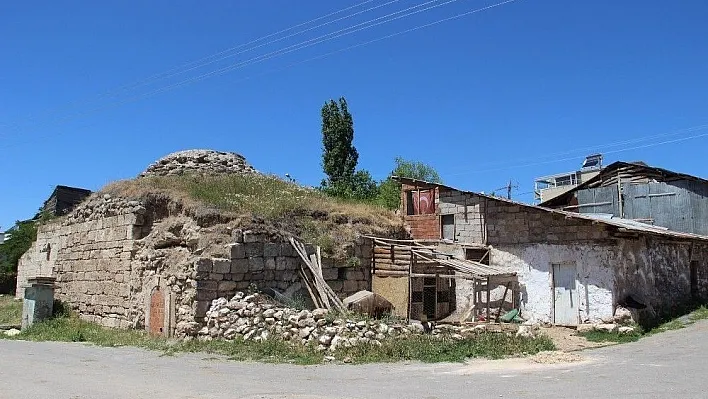 Tarihi hamamın kalan yarısı ahır oldu
