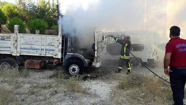 Adıyaman'da terkedilmiş kamyonet yandı
