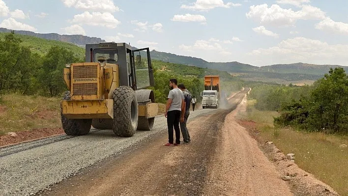 Büyükşehir Hazro'nun mahalle yollarını asfaltlıyor
