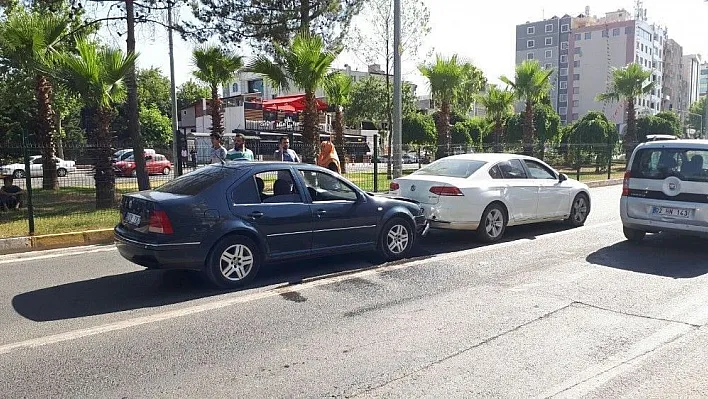 Adıyaman'da iki otomobil çarpıştı
