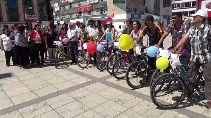 Erzincan'da Bisikletli Düğün Konvoyu Şaşırttı
