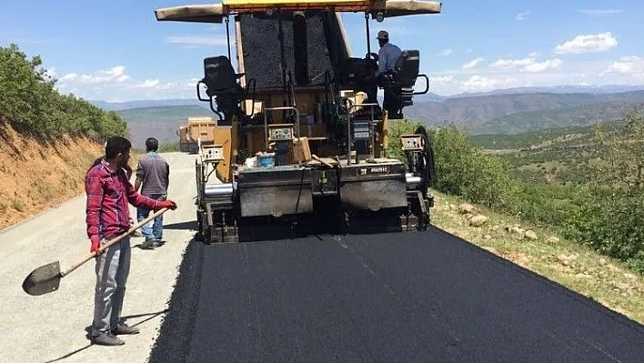 Genç'te köy yolları sıcak asfaltla kaplandı
