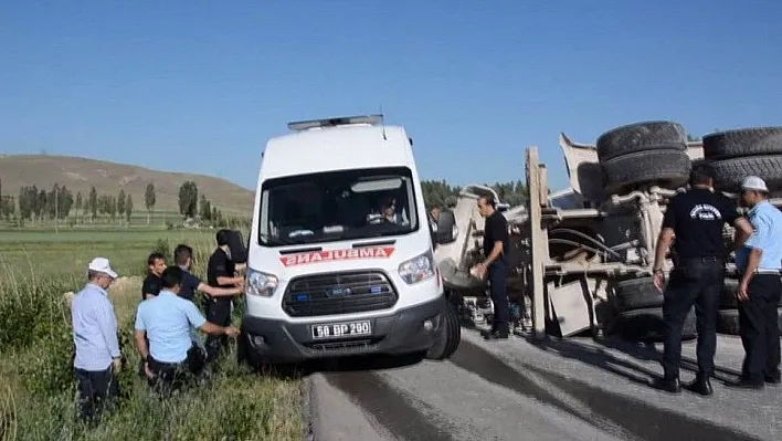 Kapanan yolda polisin ambulans seferberliği