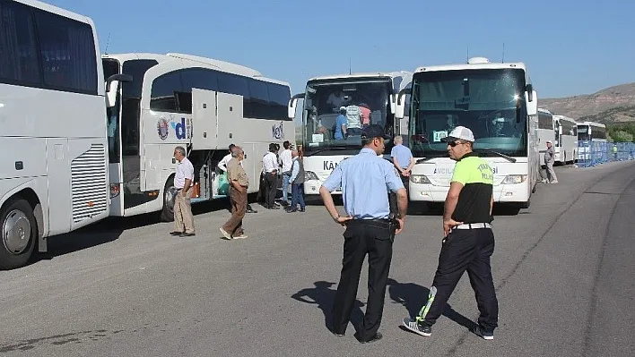 Sivas olaylarının 24. yıl dönümü anmaları için il dışından Sivas'a gelen araçlar didik didik arandı
