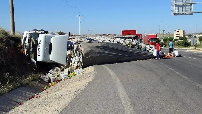 Sivas'ta sebze ve meyve yüklü tır devrildi: 1 yaralı