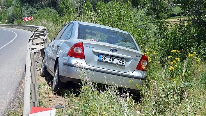 Sivas'ta otomobil kamyona çarptı: 4 yaralı
