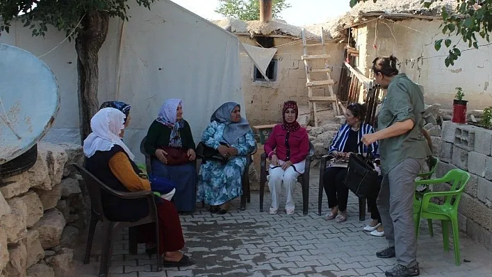 Bayan Erin depremzedelerle vedalaştı
