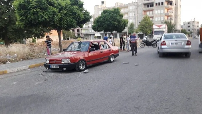 Sinir krizi geçiren genç otomobilini taşlayarak zarar verdi
