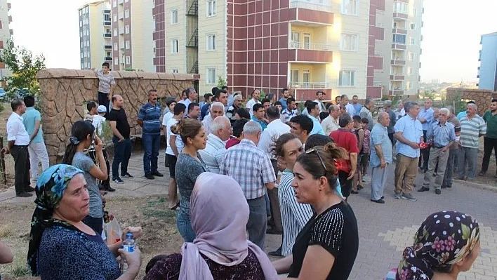 Vatandaşlar atık sudan geldiği iddia edilen koku nedeniyle basın açıklaması yaptı
