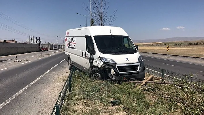 Horasan'da minibüs orta refüje çıktı
