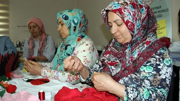 Kadınlar hem öğreniyor hem kazanıyor