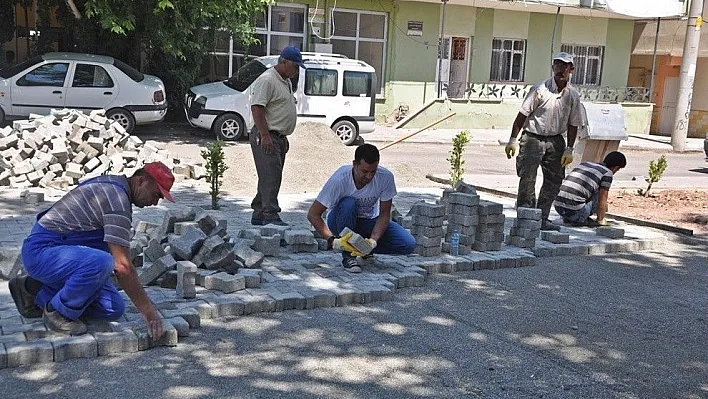 Kaldırım çalışmaları devam ediyor
