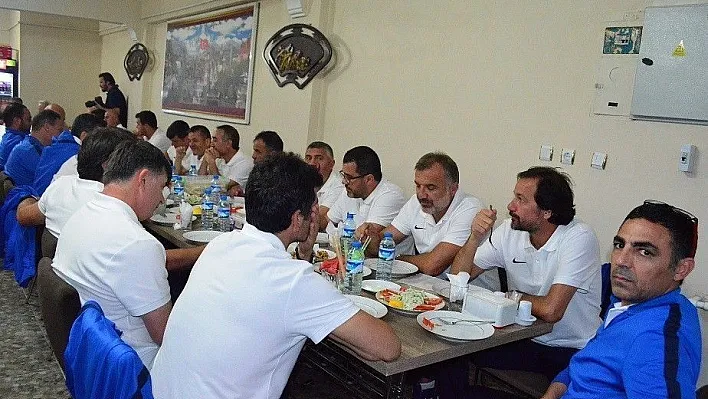 Teknik direktörlere cağ kebap jesti
