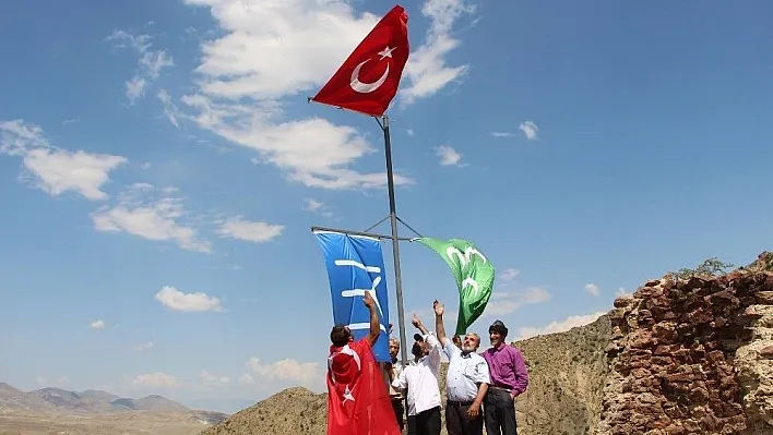 15 Temmuz'u unutmayan Kaleboğazlılar kaleye bayrak diktiler
