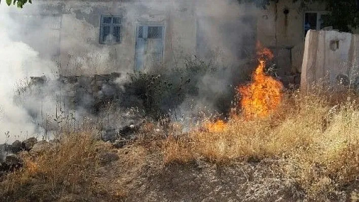 Anız yangını evlere sıçramadan söndürüldü
